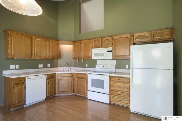305 Oakwood Drive, Papillion, NE 68133
