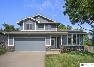 305 Oakwood Drive, Papillion, NE 68133