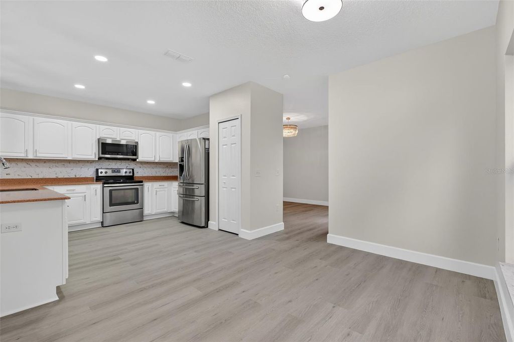 Image 17 of property listing at 402 BIG SIOUX COURT, Kissimmee, FL 34759