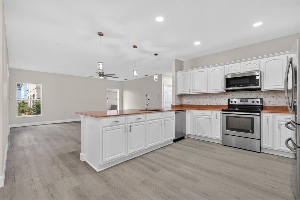 Image 18 of property listing at 402 BIG SIOUX COURT, Kissimmee, FL 34759