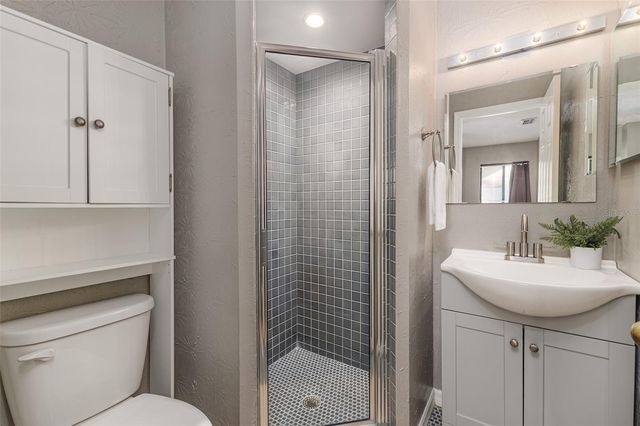 6308 N QUEENSWAY DRIVE, Temple Terrace, FL 33617