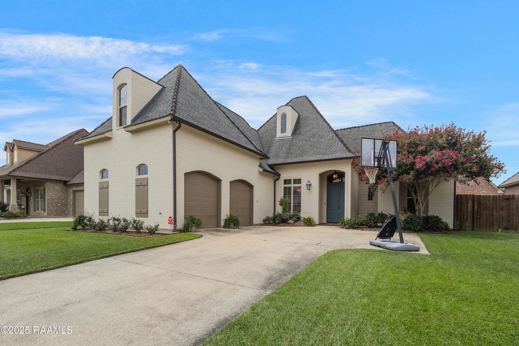 102 Hennessy Drive, Lafayette, LA 70508