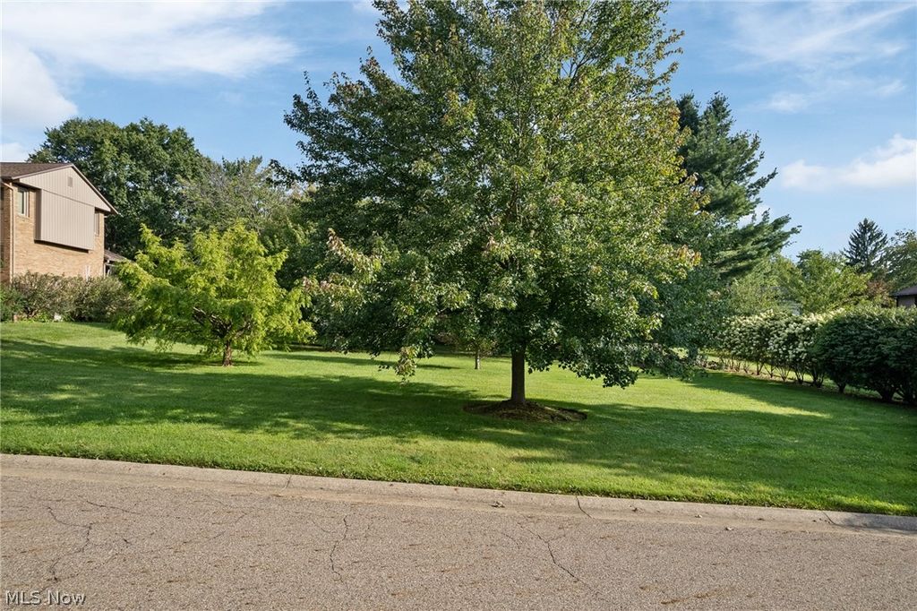 2317 Raintree Street NE, Canton, OH 44705