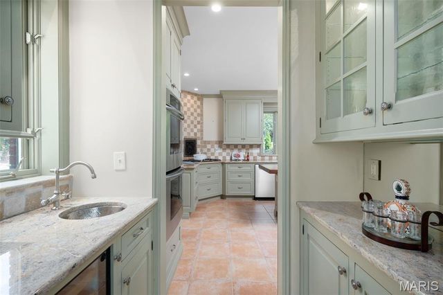 20 Ridgemoor Drive, Clayton, MO 63105