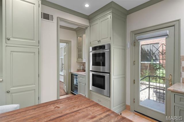 20 Ridgemoor Drive, Clayton, MO 63105