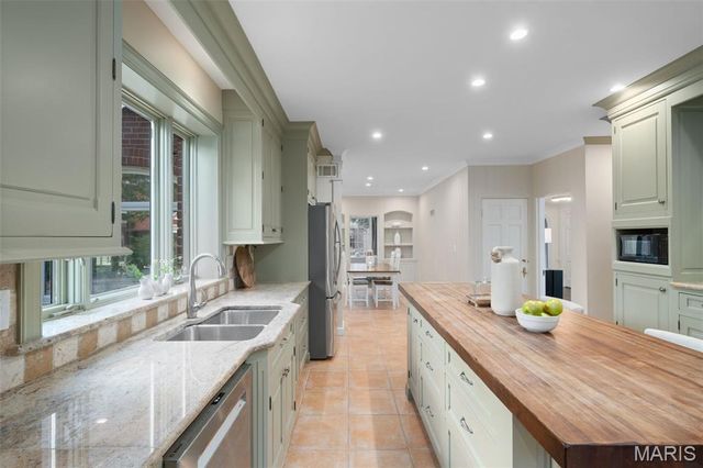 20 Ridgemoor Drive, Clayton, MO 63105