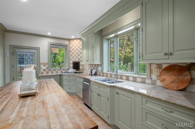 20 Ridgemoor Drive, Clayton, MO 63105