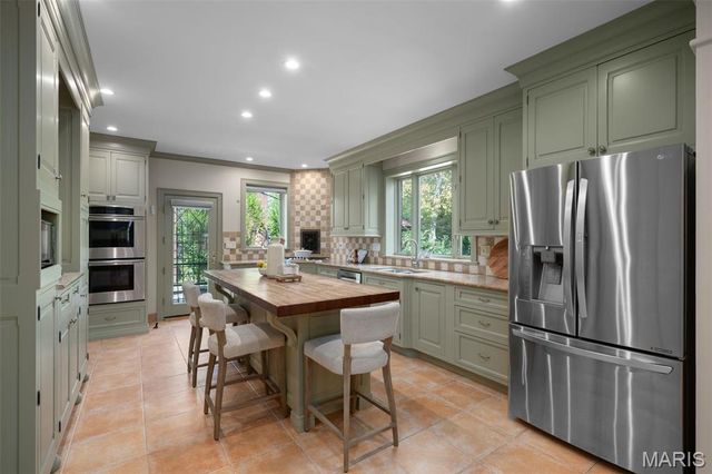 20 Ridgemoor Drive, Clayton, MO 63105