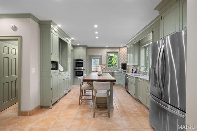 20 Ridgemoor Drive, Clayton, MO 63105