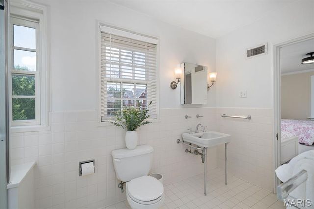 20 Ridgemoor Drive, Clayton, MO 63105