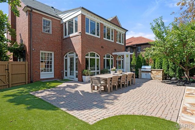 20 Ridgemoor Drive, Clayton, MO 63105