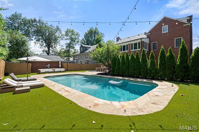 20 Ridgemoor Drive, Clayton, MO 63105