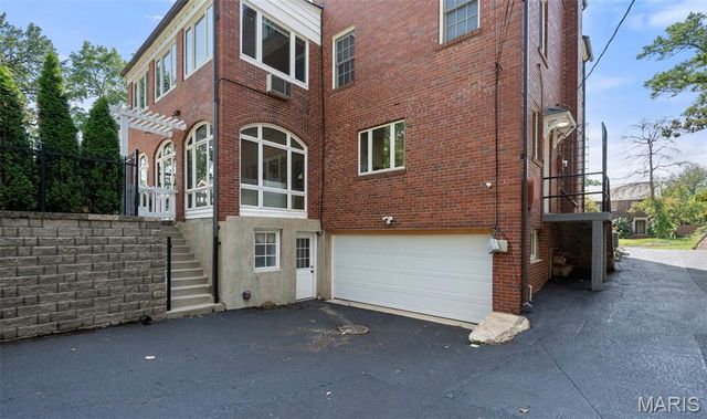 20 Ridgemoor Drive, Clayton, MO 63105