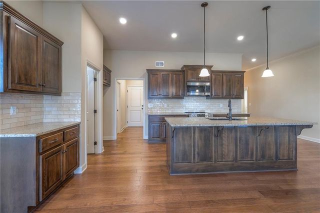 2926 SW Arboridge Drive, Lee's Summit, MO 64082