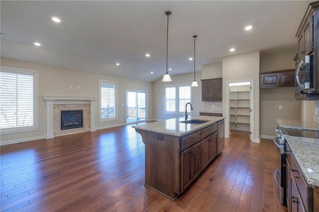 2926 SW Arboridge Drive, Lee's Summit, MO 64082