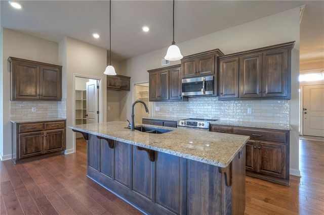 2926 SW Arboridge Drive, Lee's Summit, MO 64082