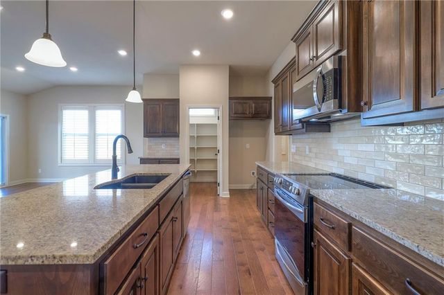 2926 SW Arboridge Drive, Lee's Summit, MO 64082