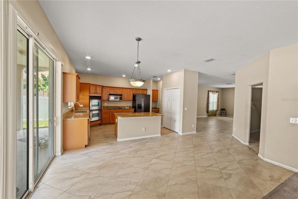 Image 7 of property listing at 6110 39TH COURT E, Bradenton, FL 34203