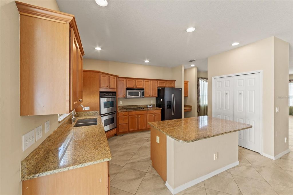 Image 8 of property listing at 6110 39TH COURT E, Bradenton, FL 34203