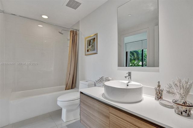 121 NE 34th St 814, Miami, FL 33137