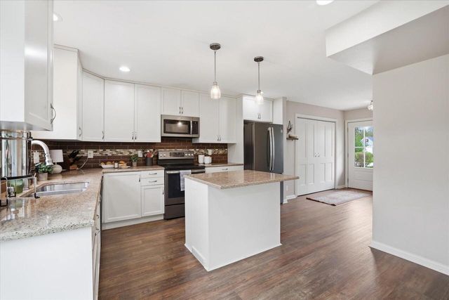 17814 Roosevelt AVENUE, New Berlin, WI 53146