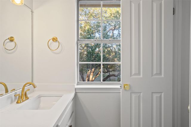 301 Crystal Meadows DR, Kyle, TX 78640