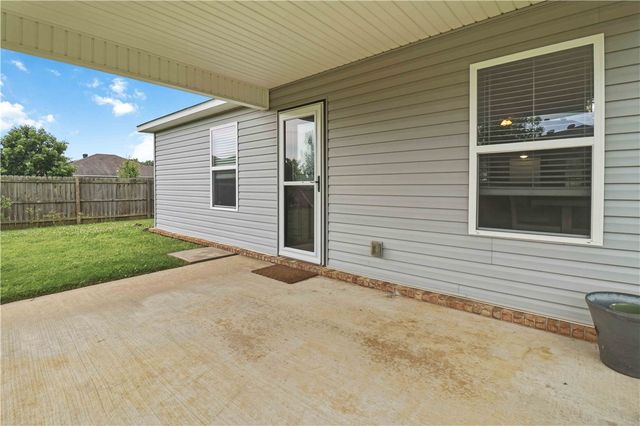1256 S Splash Drive, Fayetteville, AR 72701