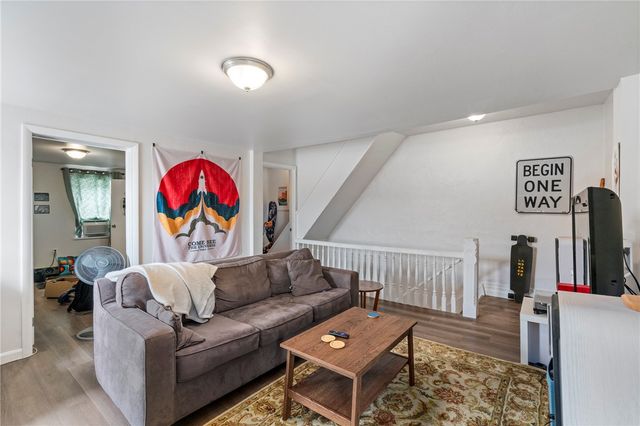 8 E Sycamore St, Mt Washington, PA 15211