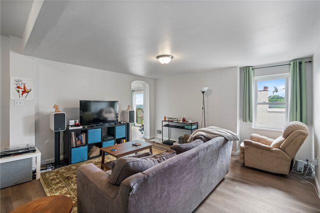 8 E Sycamore St, Mt Washington, PA 15211