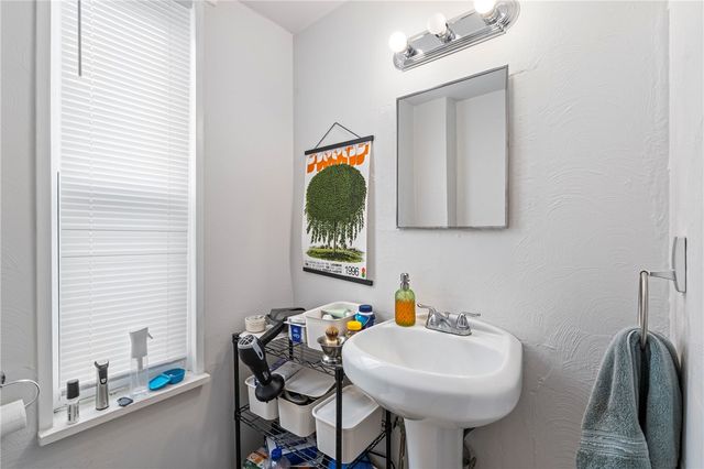 8 E Sycamore St, Mt Washington, PA 15211