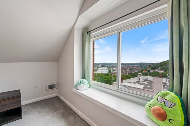 8 E Sycamore St, Mt Washington, PA 15211