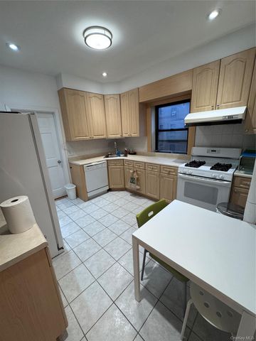 4220 Kissena Blvd Apt D2, Flushing, NY 11355