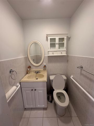 4220 Kissena Blvd Apt D2, Flushing, NY 11355