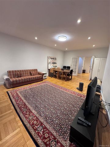 4220 Kissena Blvd Apt D2, Flushing, NY 11355