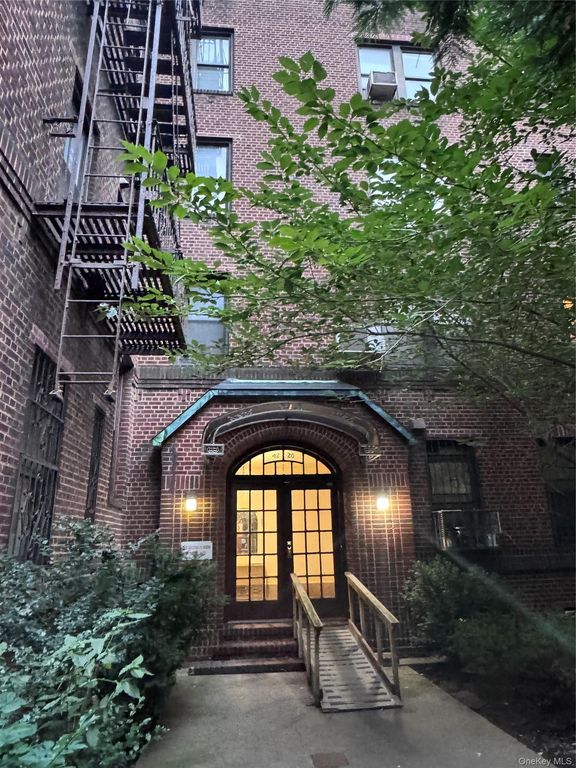 4220 Kissena Blvd Apt D2, Flushing, NY 11355