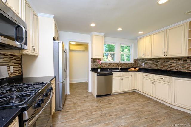 15 Ranger Place, New Rochelle, NY 10804