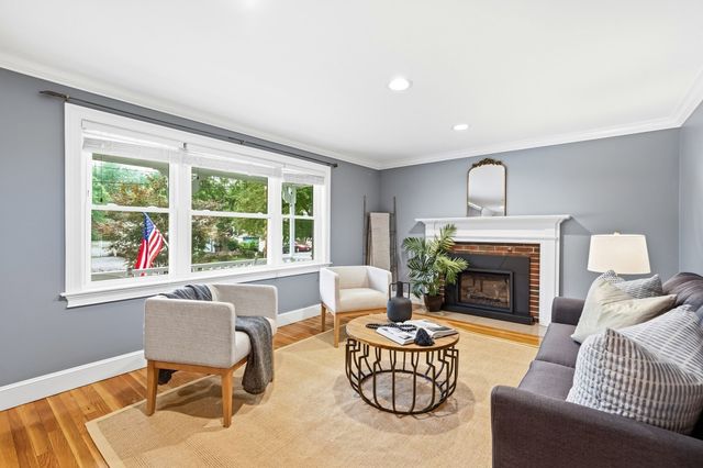 97 Hartwell Rd, Bedford, MA 01730