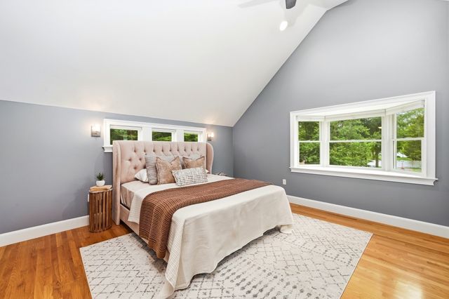 97 Hartwell Rd, Bedford, MA 01730