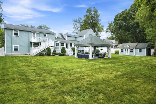 97 Hartwell Rd, Bedford, MA 01730