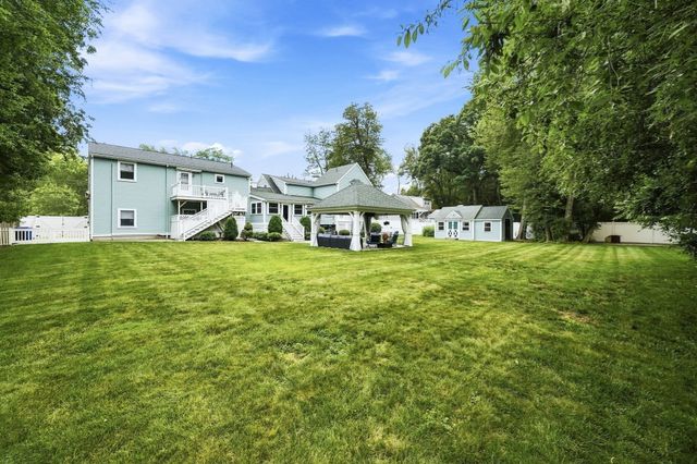97 Hartwell Rd, Bedford, MA 01730