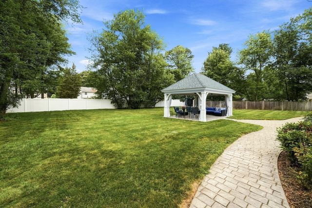 97 Hartwell Rd, Bedford, MA 01730