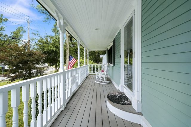 97 Hartwell Rd, Bedford, MA 01730