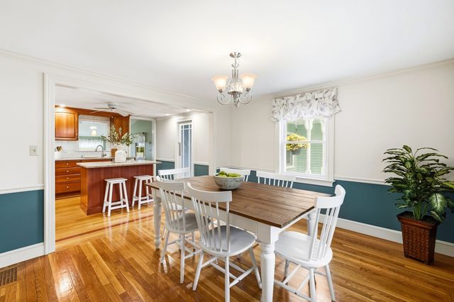 97 Hartwell Rd, Bedford, MA 01730