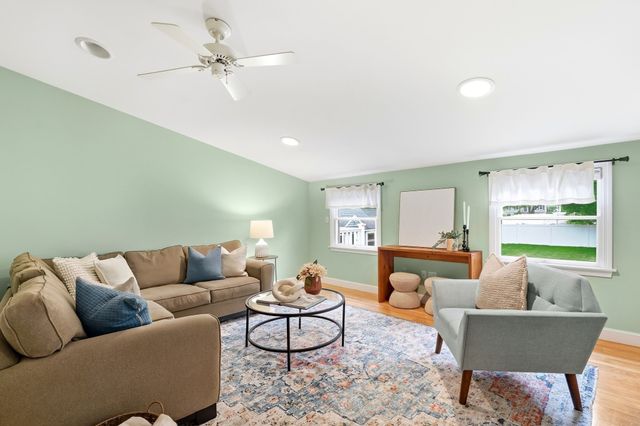 97 Hartwell Rd, Bedford, MA 01730