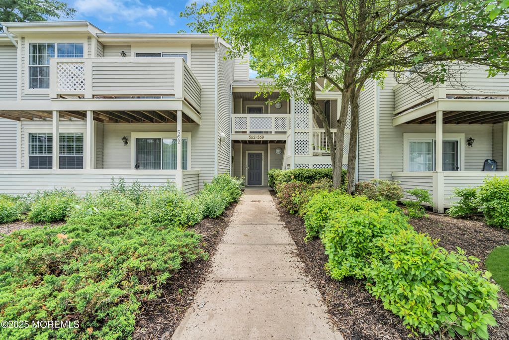 568 Applewood Court, Howell, NJ 07731