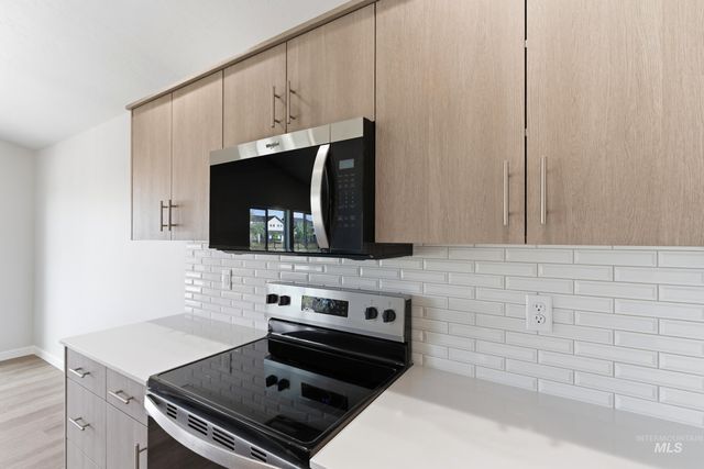 7337 W Newtown Dr, Eagle, ID 83616