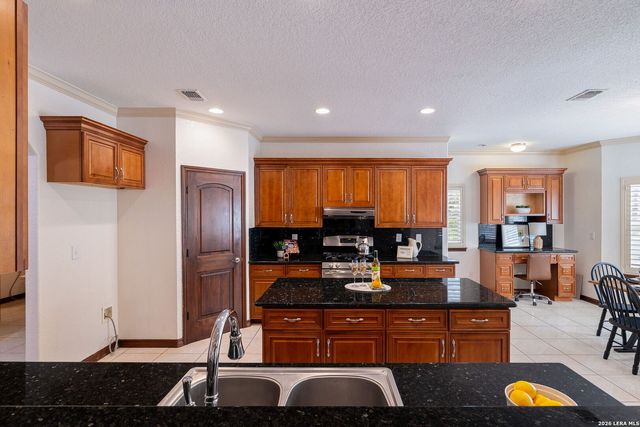 6519 Kings Crown W, San Antonio, TX 78233