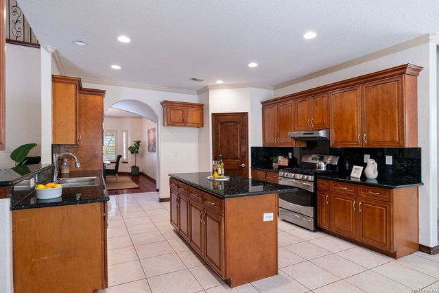 6519 Kings Crown W, San Antonio, TX 78233