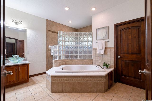 6519 Kings Crown W, San Antonio, TX 78233