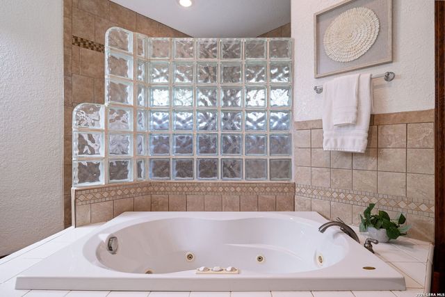 6519 Kings Crown W, San Antonio, TX 78233